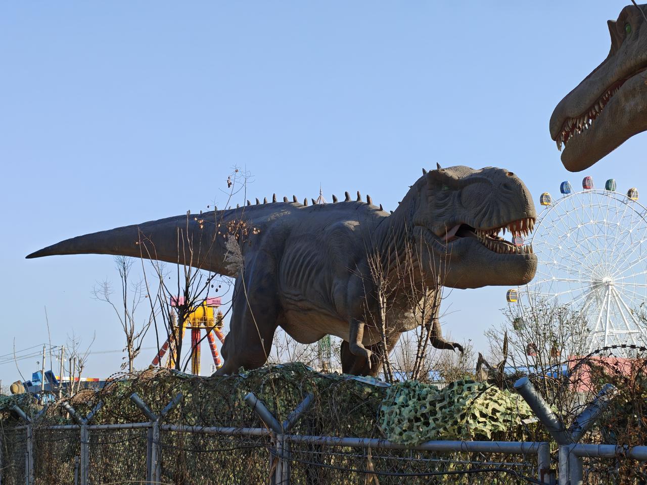 “这日子没法过了！”一只霸王龙的独白:“想当初刚蹲守游乐园那会儿，那叫一个风光无