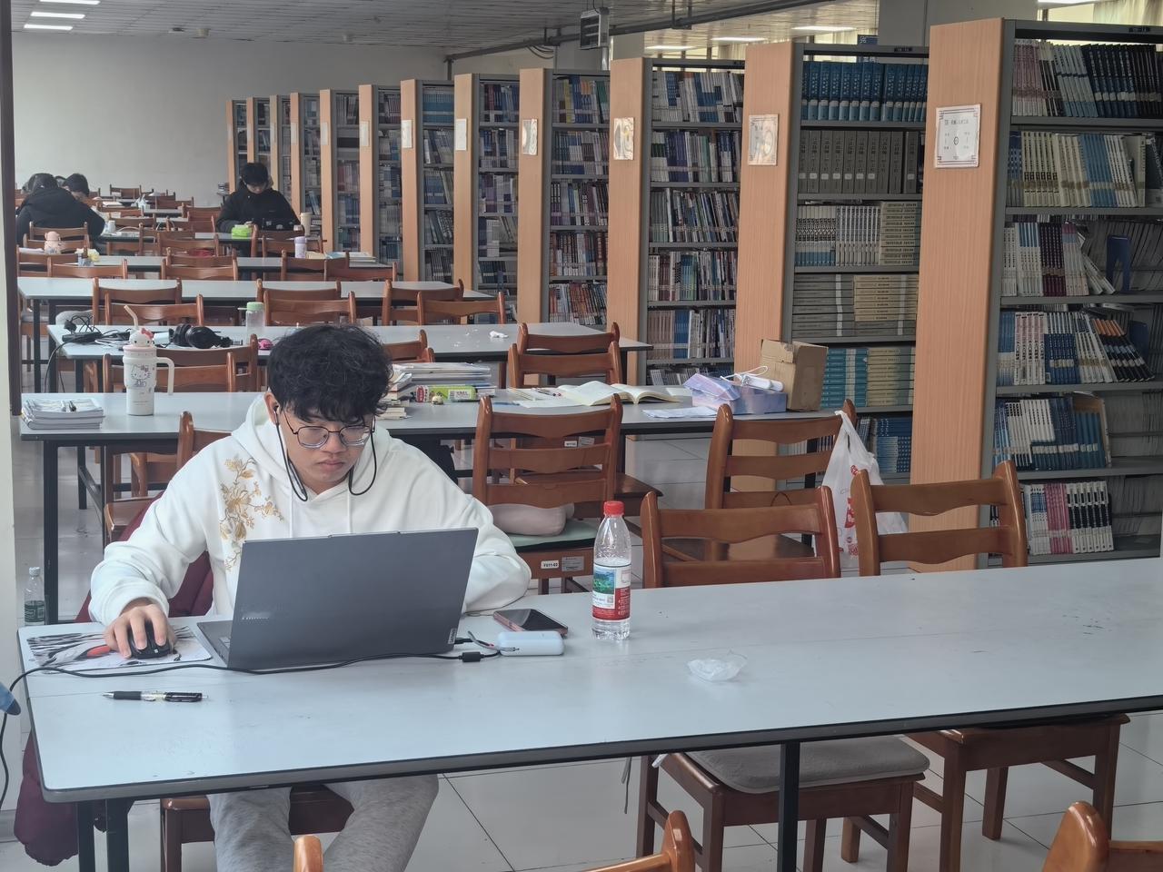 讲台在未醒的岛城远方，
他把霜风、单程票与旧相机，
仔细收进褪色的行囊。

清晨