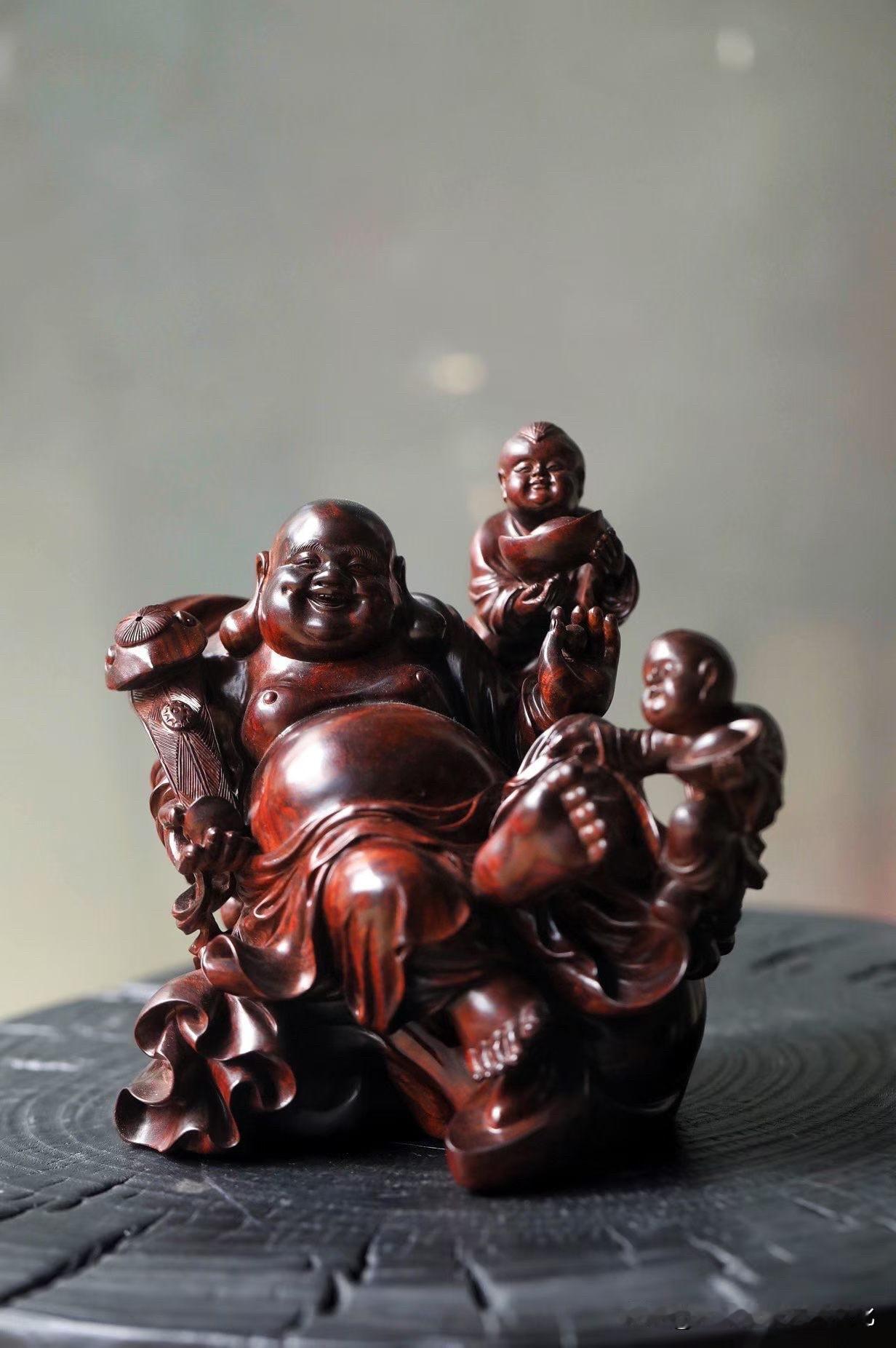 有些弥勒，不靠威严镇场。
偏偏一看见，就让人心里松下来。

这尊小叶紫檀「童子戏