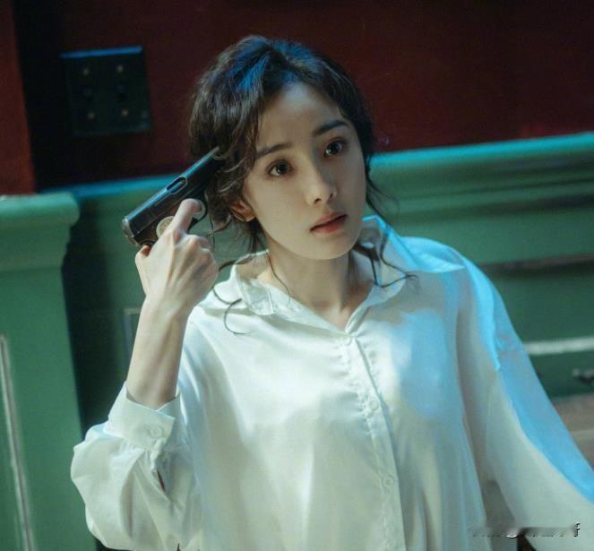 妈呀！又来了！杨幂粉丝用停更数据的方式，胁迫工作室要有作为。不仅要求对方要更换合