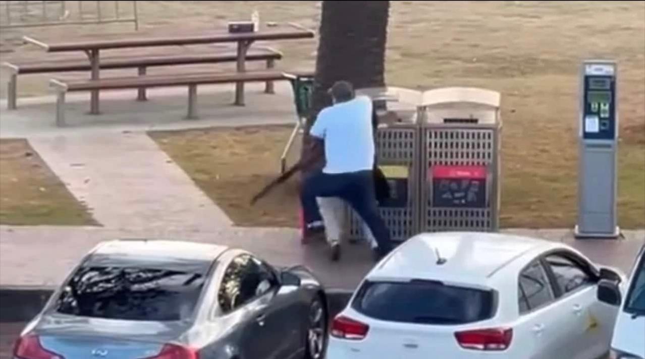 澳大利亚那位穆斯林杂货店老板，挺身而出制服了恐怖袭击中的一名枪手，他的英勇备受赞