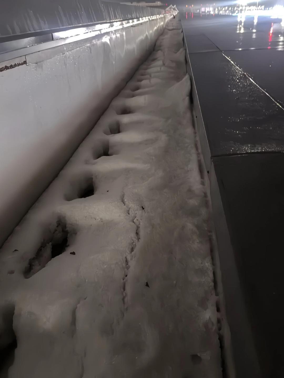 【#西安机场就T5航站楼漏雨致歉#：排水系统被冰雹堵塞，雨水翻过排水槽渗进楼内】