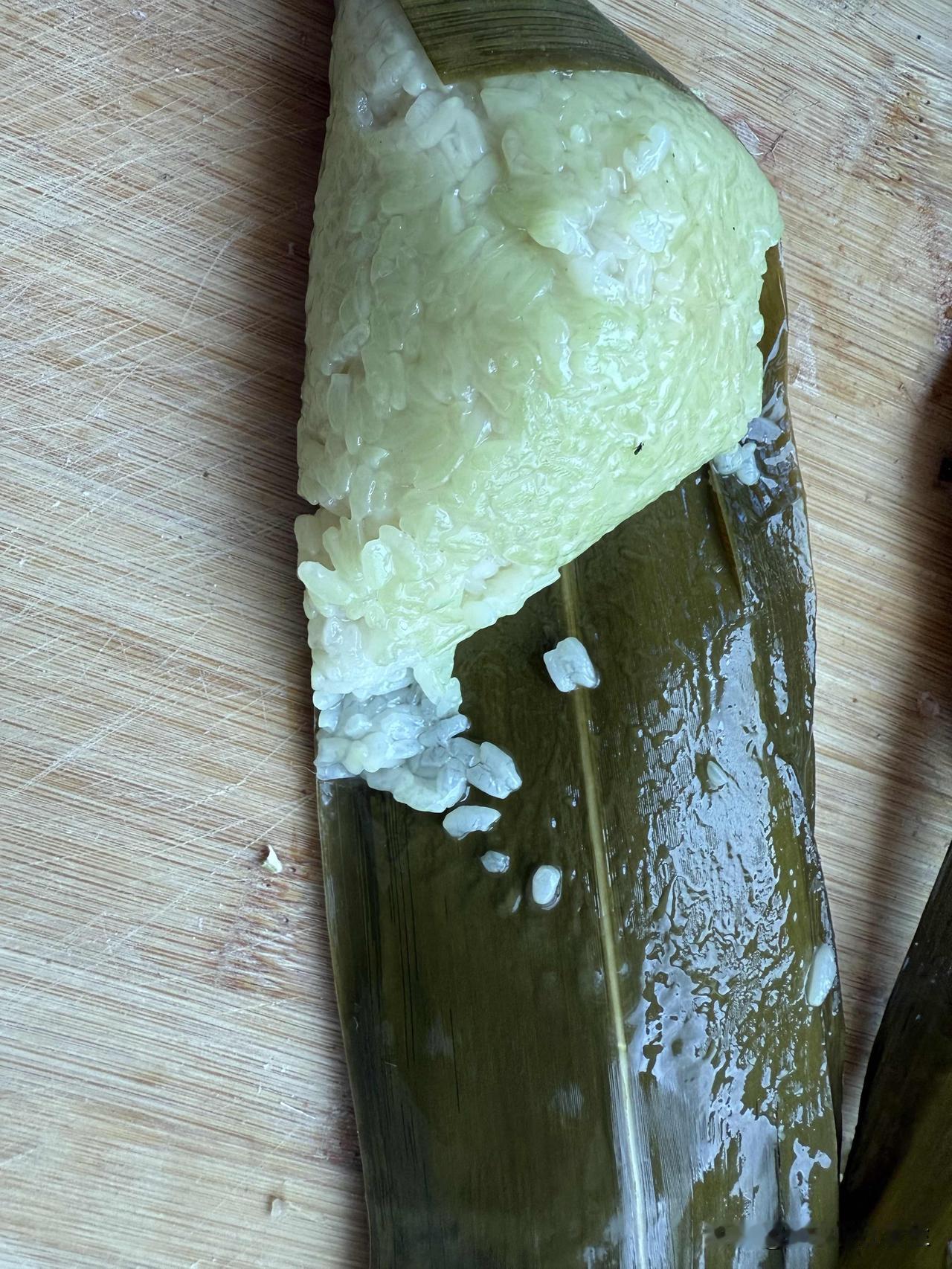 【这个芦苇叶被染色了吗】
我认为：高度怀疑芦苇叶被染色，否则不会掉色，还把粽子搞