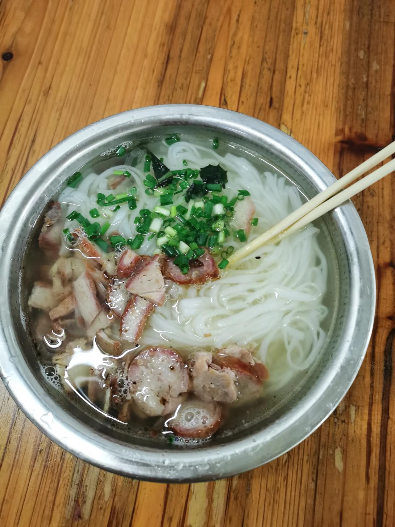 中午就吃碗美味的叉烧粉吧，这家的叉烧烧肠是店家自己烤，味道特别香，尤其是他家的烤