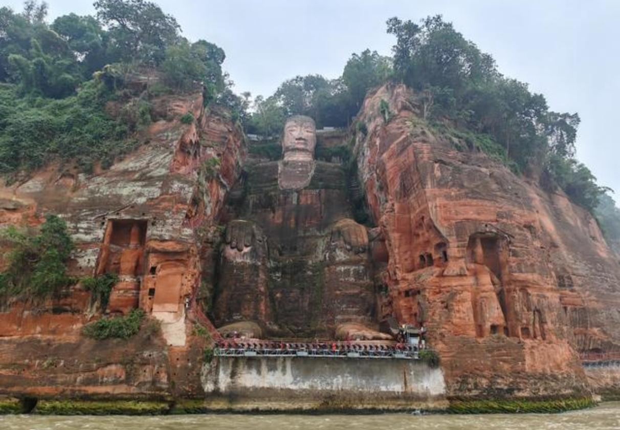 三江汇流环抱凌云群山，大佛倚崖静坐千载光阴。
整尊佛像依山凿石而成，眉目沉静温润