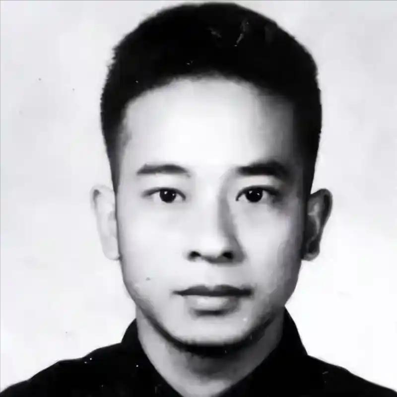 1958年他在新疆街头看报纸后失声恸哭：原来英雄“小萝卜头”，竟是他苦苦寻找了1