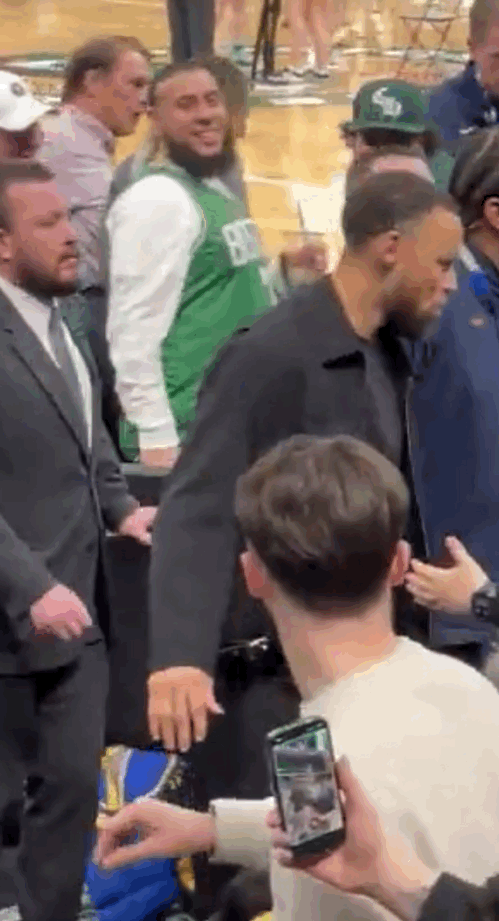 库里被凯子球迷拉拽胳膊，库里回头凝视。这些人怎么不懂得尊重人呢，输球了本来就不开