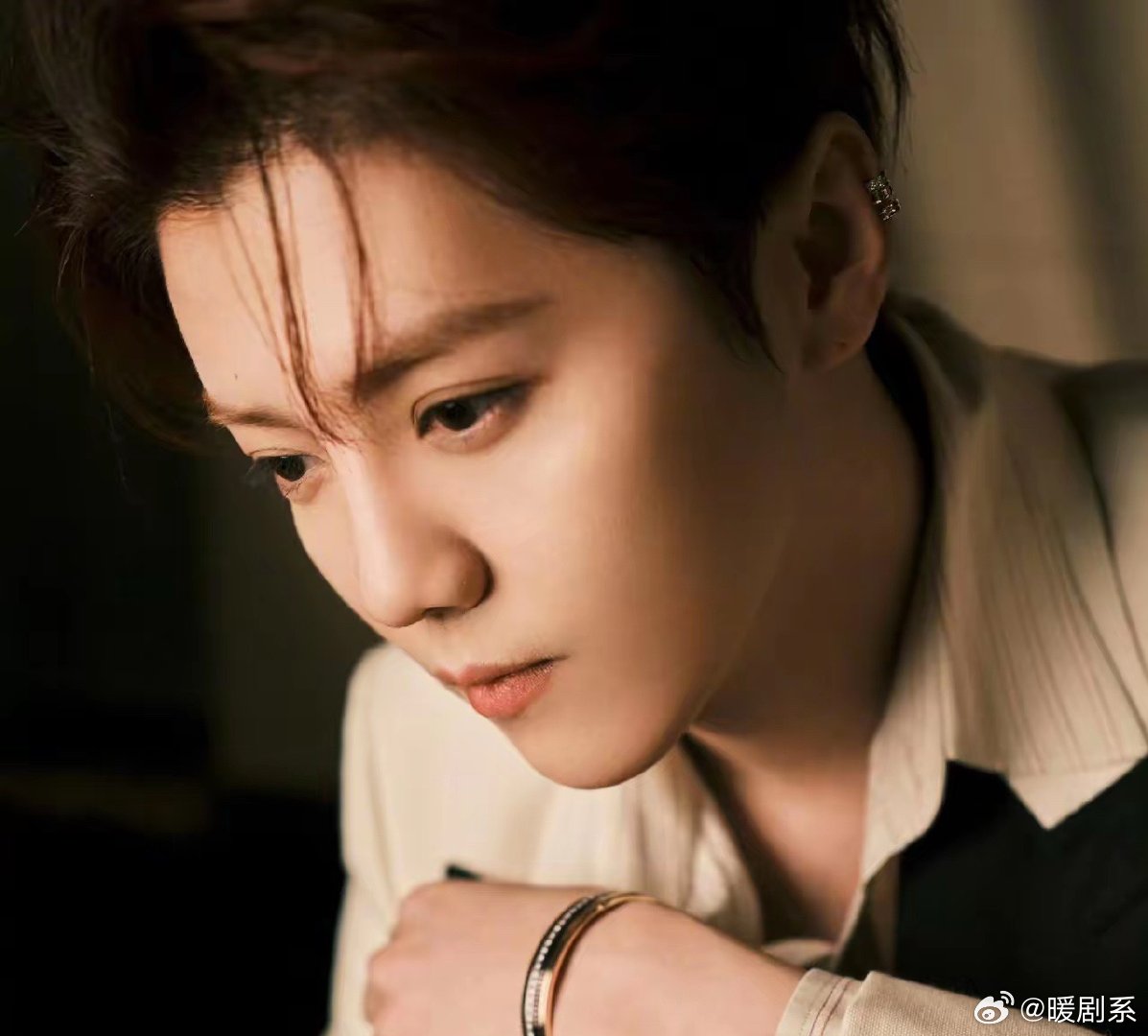 鹿晗，冲上热搜！3月30日晚上，一向低调的歌手李健，突然冲上了热搜，没想到的是，