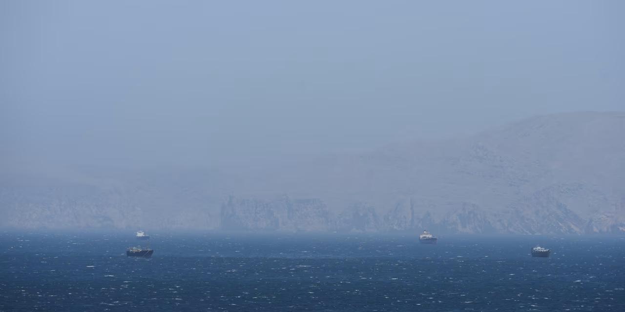 据美国全国广播公司新闻报道，这片被全球航运视为生命线的霍尔木兹海峡，平静表面下正