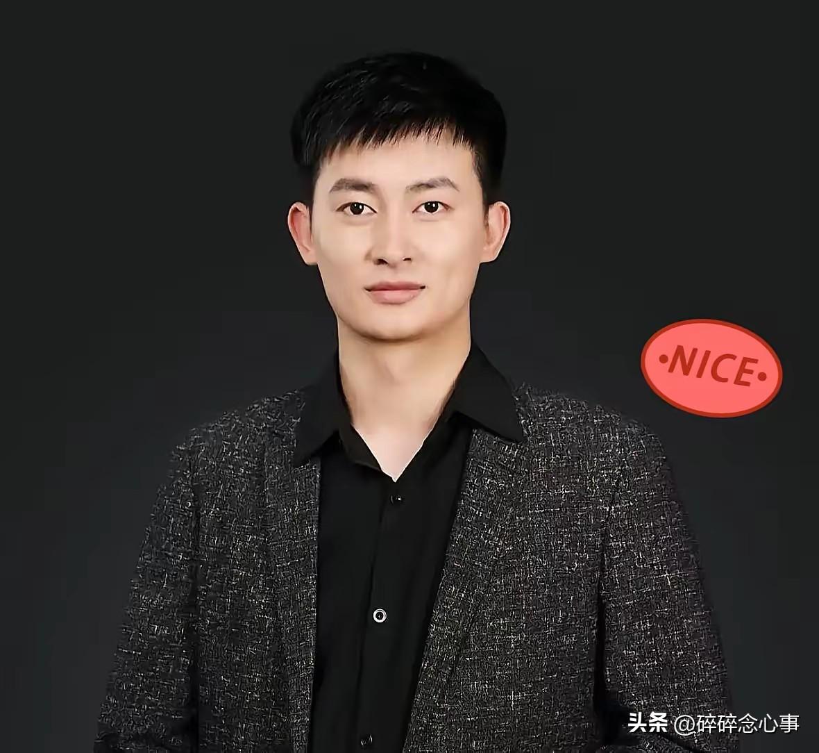 张雪峰的公司换帅了。

新上来这个人叫武亮，不是什么空降兵，是从宁夏基层一路卷到