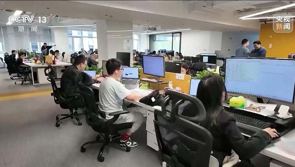 近日，杭州市中院发布一起AI替岗典型案例：35岁的周先生担任金融科技企业AI大模