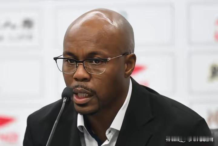 广东赢广州几个关键人物
刚刚结束的cba常规赛，广东97:94三分之差险胜广州队