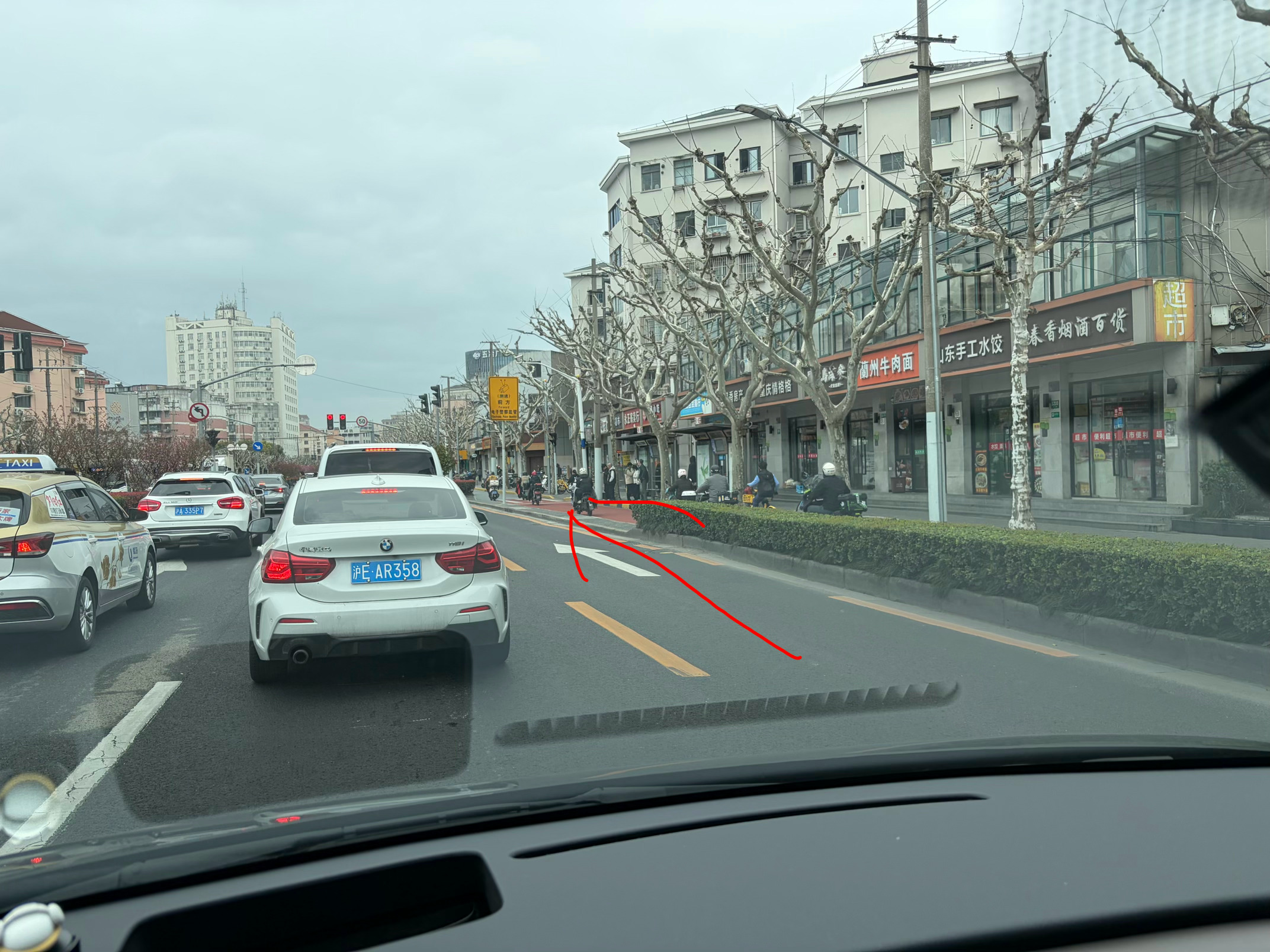 周一的早高峰公交车道，能不能开放一下？少一条道，基本空着，周一又是最堵的…