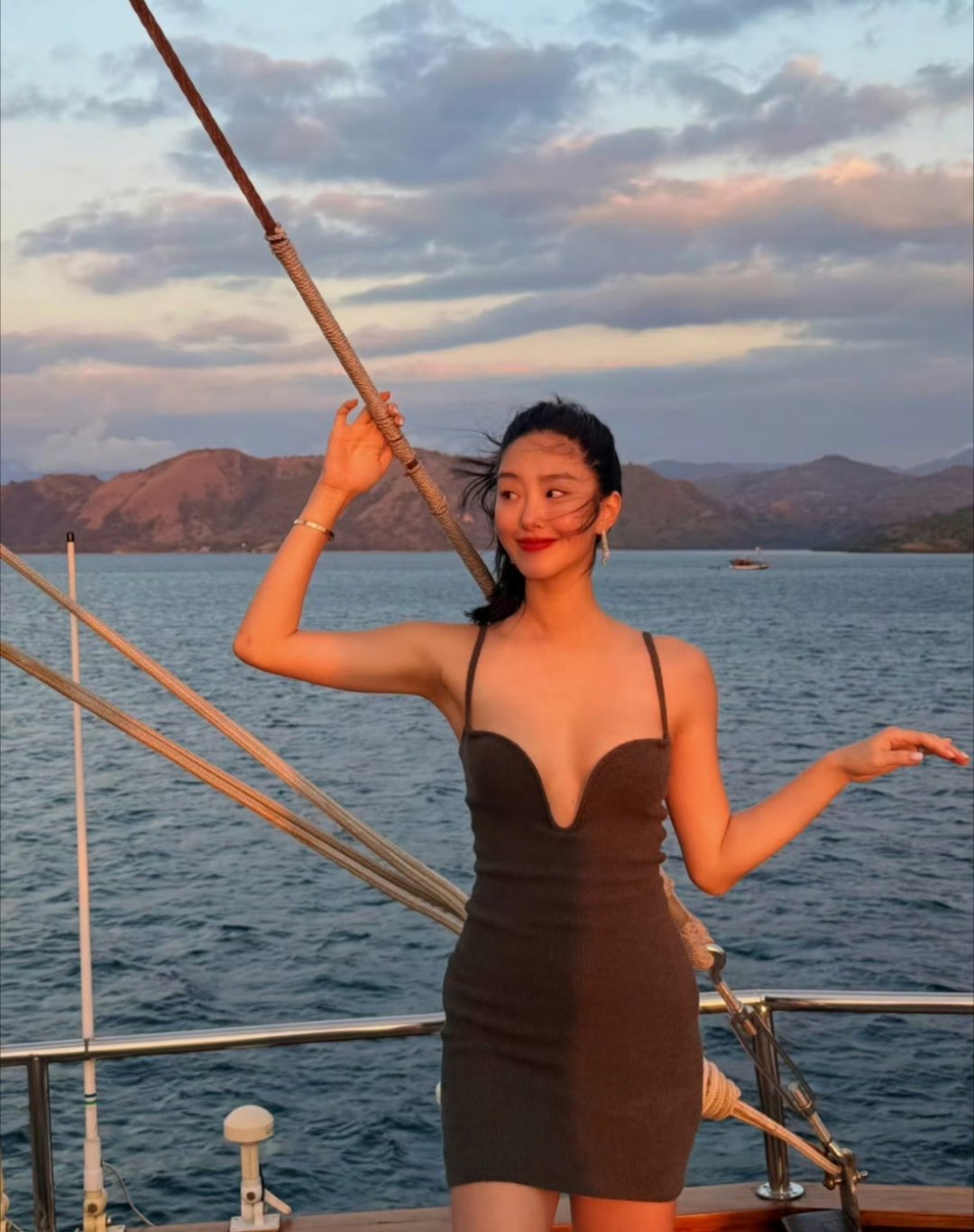 杨采钰首晒和老公合照 啊啊啊啊 美女就该配帅哥 祝福祝福[心]有夫妻相 ​​​