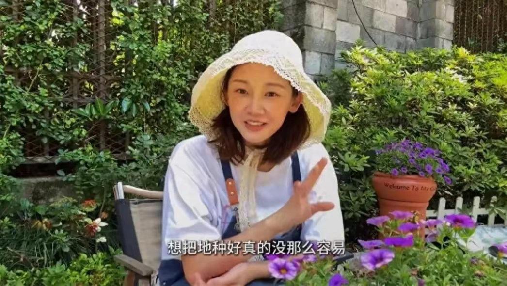 苗苗蹲在地里拔草，三个孩子背着小竹篓跟在身后，大的挥着小锄头松土，小的踮脚摘豆角
