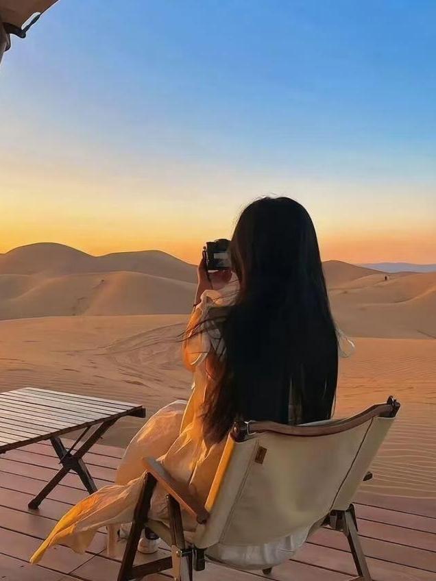 心软是本性，冷漠是保护色！
善良的人，其实从来都不会变坏，只是会慢慢变得冷漠、沉