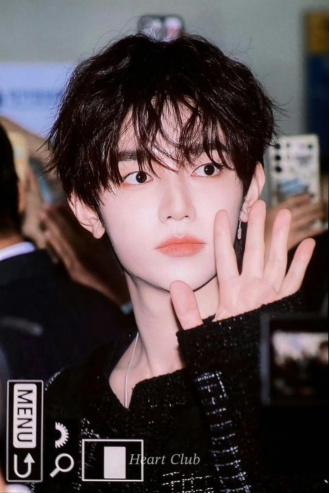 #章昊黑色小香风外套##章昊卷毛小狗#[送花花][送花花]#章昊[超话]# ​​