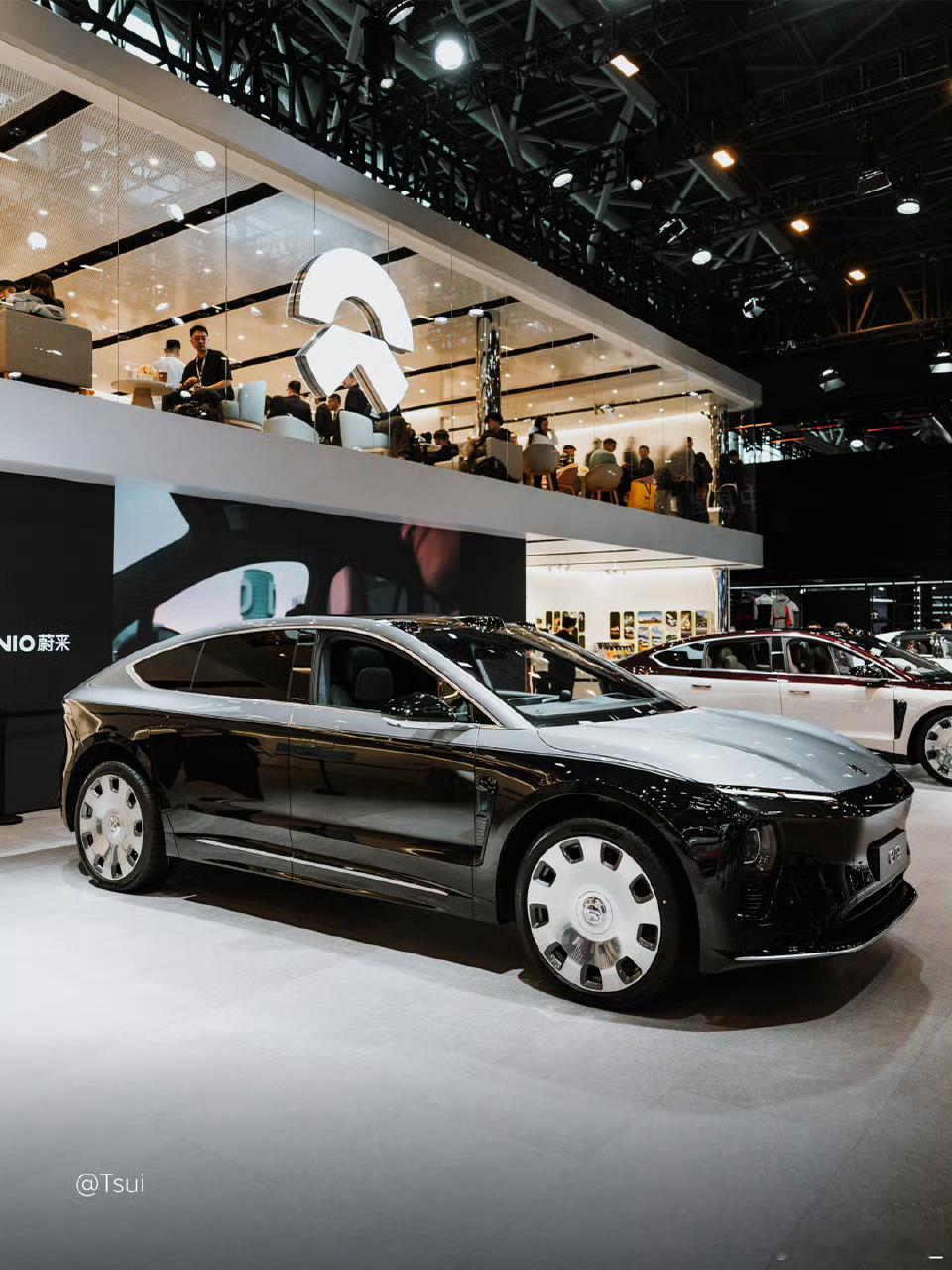 蔚来ET9地平线新车色上市在热闹的广州车展上，ET9地平线特别版带来了两款新配色