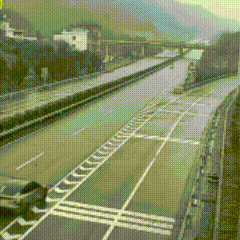 汽车飞了，这个是真吓人。
交通安全警示教育时刻记心间：要么睡着了，要么走神了，已