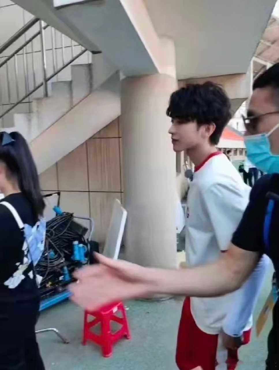 蔡徐坤后视镜里的蔡徐坤帅成啥样了蔡徐坤后视镜神图在内娱少见的车内后视镜镜头氛围感