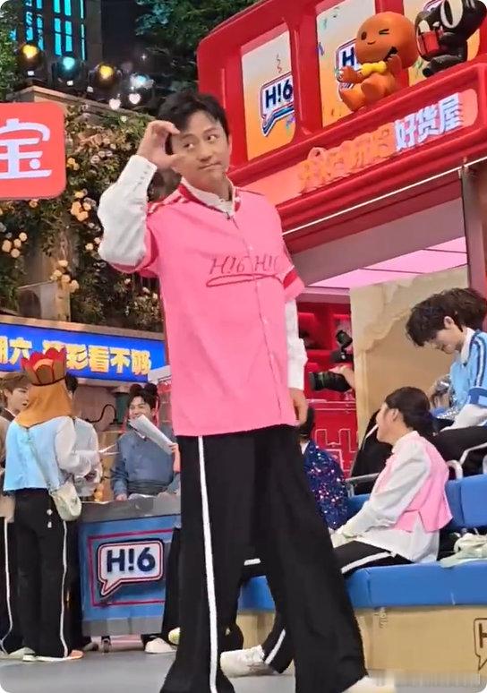 邓超[超话]丁程鑫[超话]转发邓超送丁程鑫 丁程鑫倾囊相授饭撒技巧，邓超从一点就