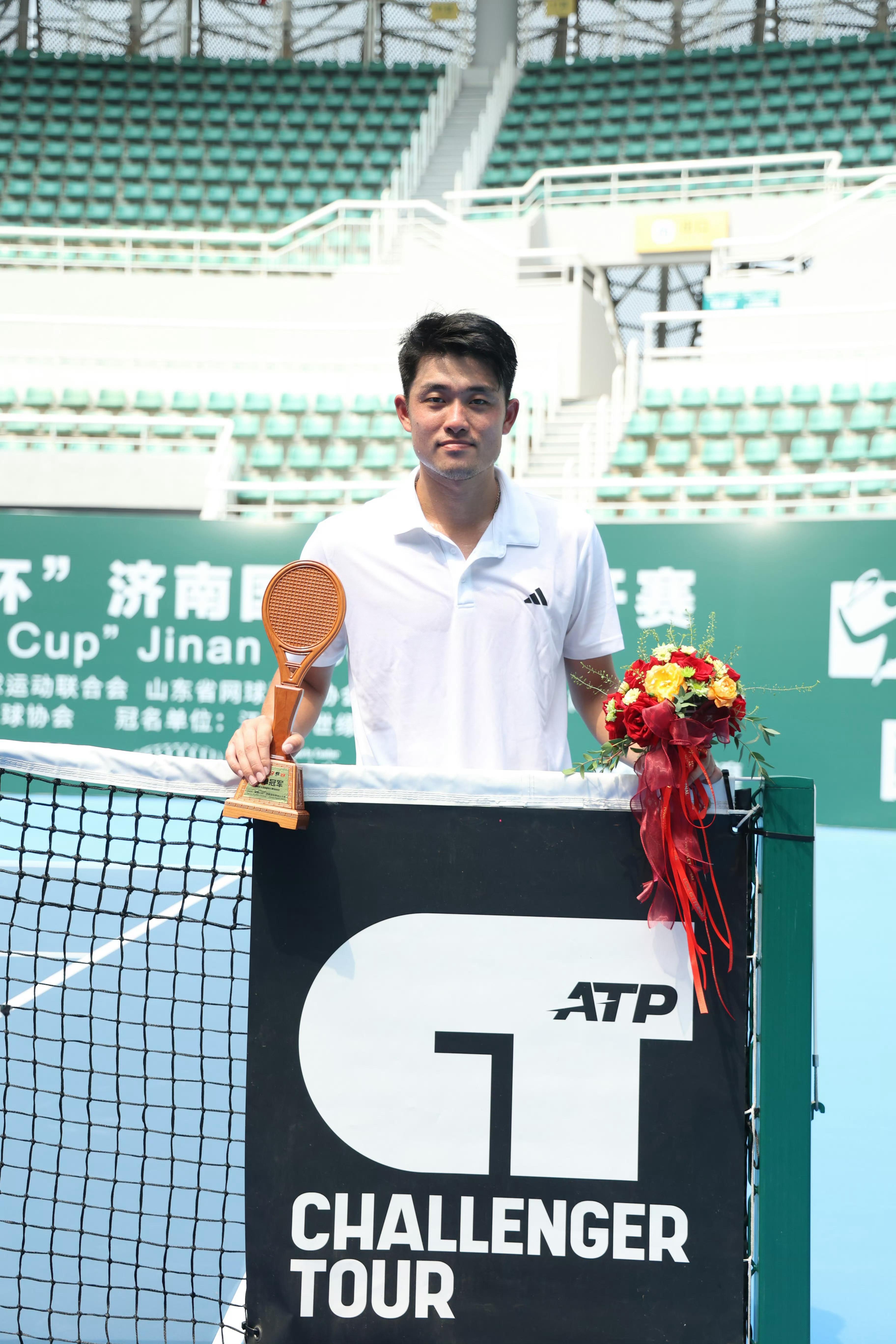 #吴易昺复出首站夺冠# 恭喜吴易昺在复出第一站便夺得冠军，在济南拿到了自己的第五