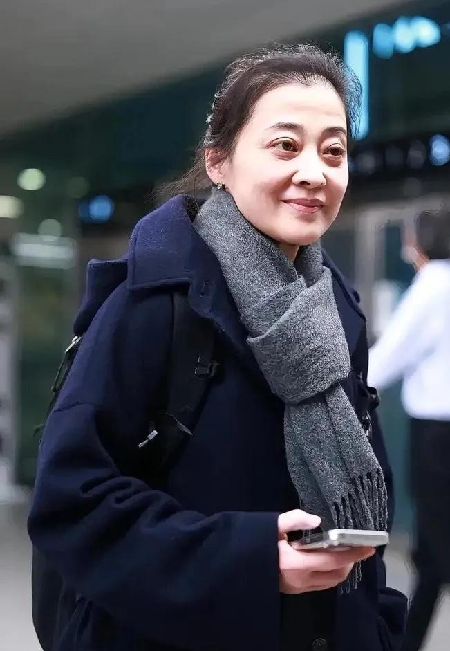 ✨ 梅婷的机场穿搭，把舒适和时髦穿在了身上！
 
50岁的梅婷现身机场，她的穿搭