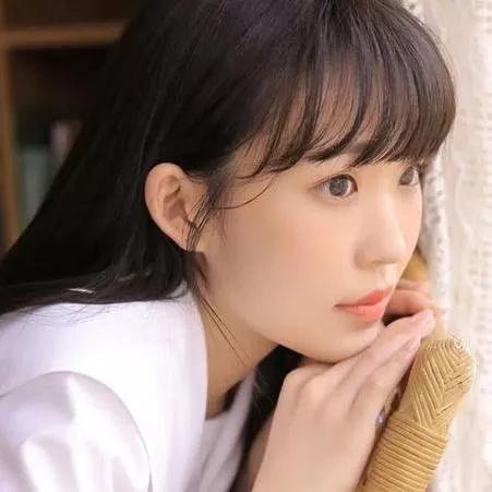 静谧的午后，阳光洒在她的发梢，思绪飘荡在心间。秋日午后的温柔 秋日清新照 温柔小