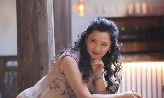 1983年，20岁的何赛飞去老师家吃饺子，看到相片中老师的4个儿子，突然感觉会嫁