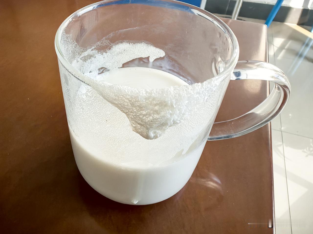 出事了、出事了，加热大品牌袋装纯牛奶，忘记看了，想起来赶快从电热炉上拿下来时，纯