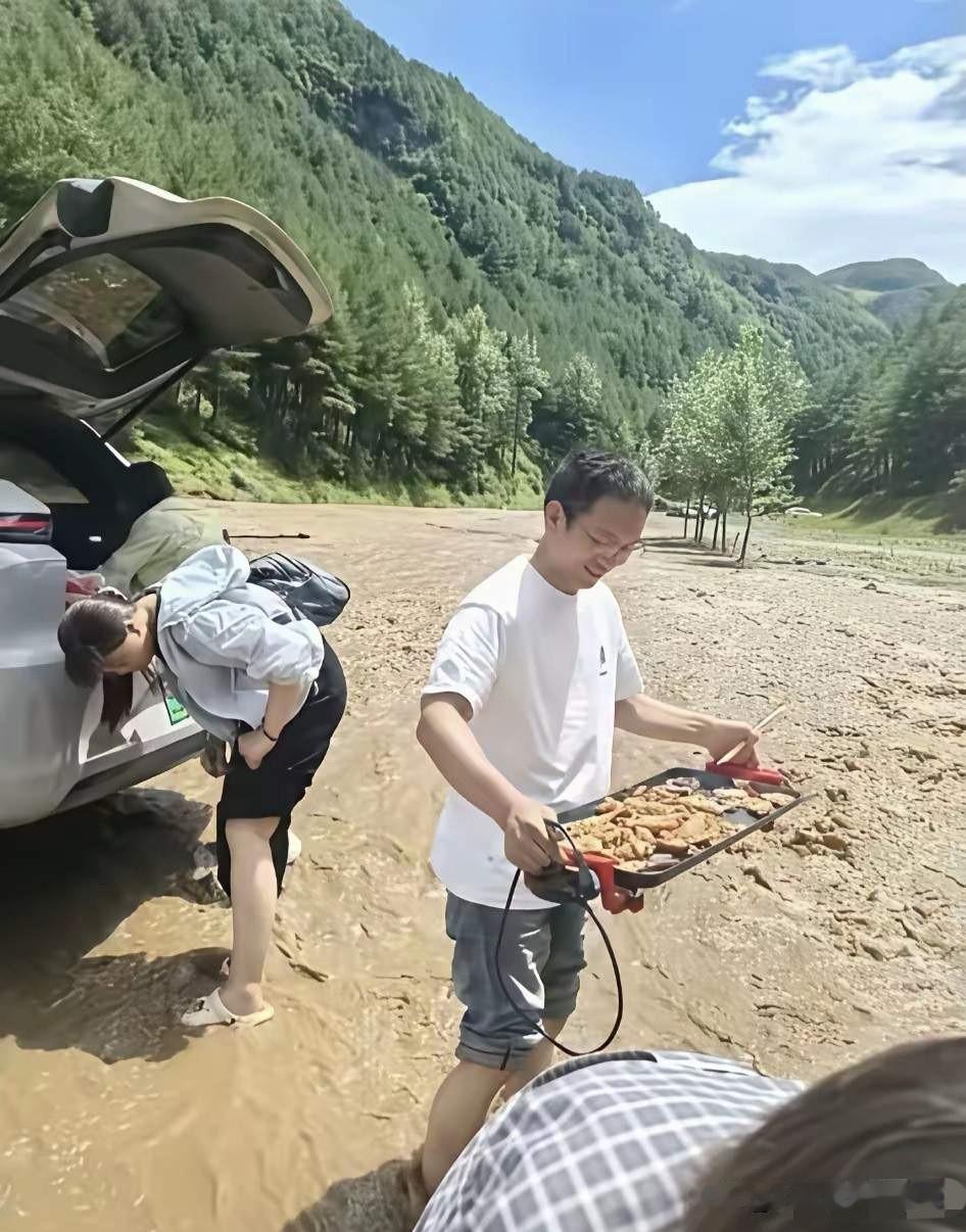 无知到底能有多可怕？一群人开着车去山谷里露营，在河道中间吃起了烤肉，此时河水已经