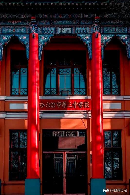 铃声一落，哈市考场门口像开闸，笑的、愣的、捏着手心的，全都混在一起。
上午数学刚