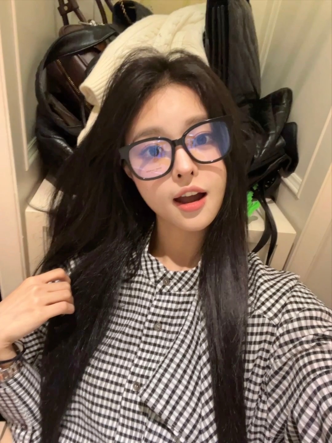 一个在fitting间忍不住自拍🤳 ​​​