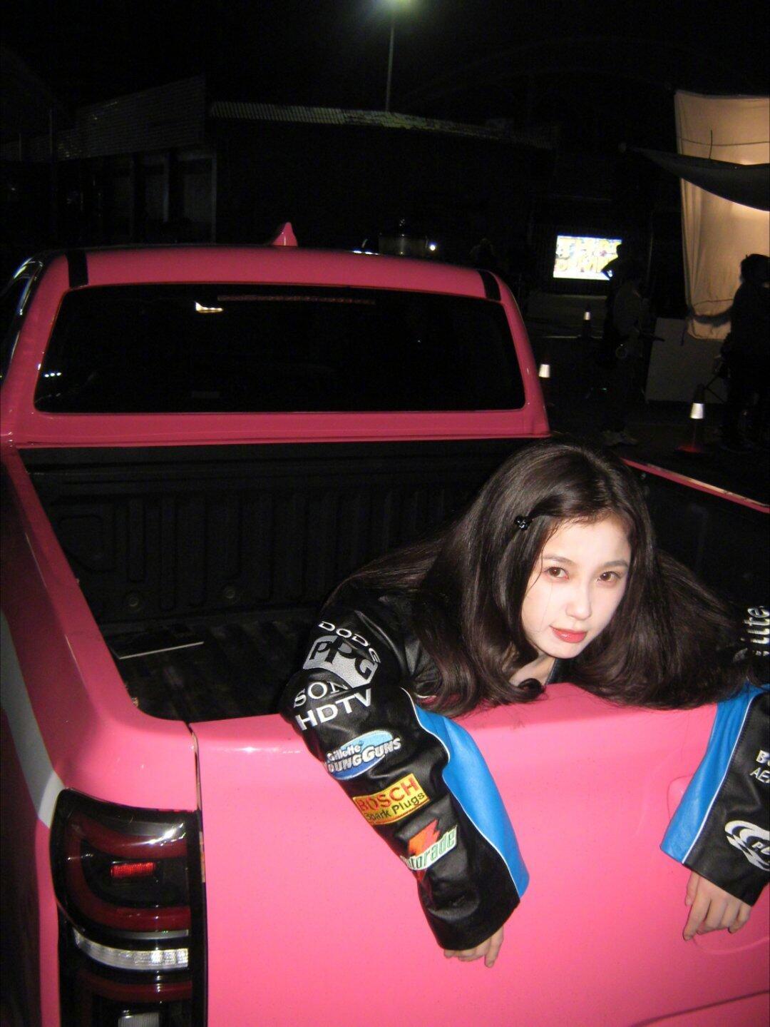 就这个虞书欣单手冷脸飙车爽 虞书欣反差感封神！上一秒甜妹小太阳，下一秒单手冷脸飙