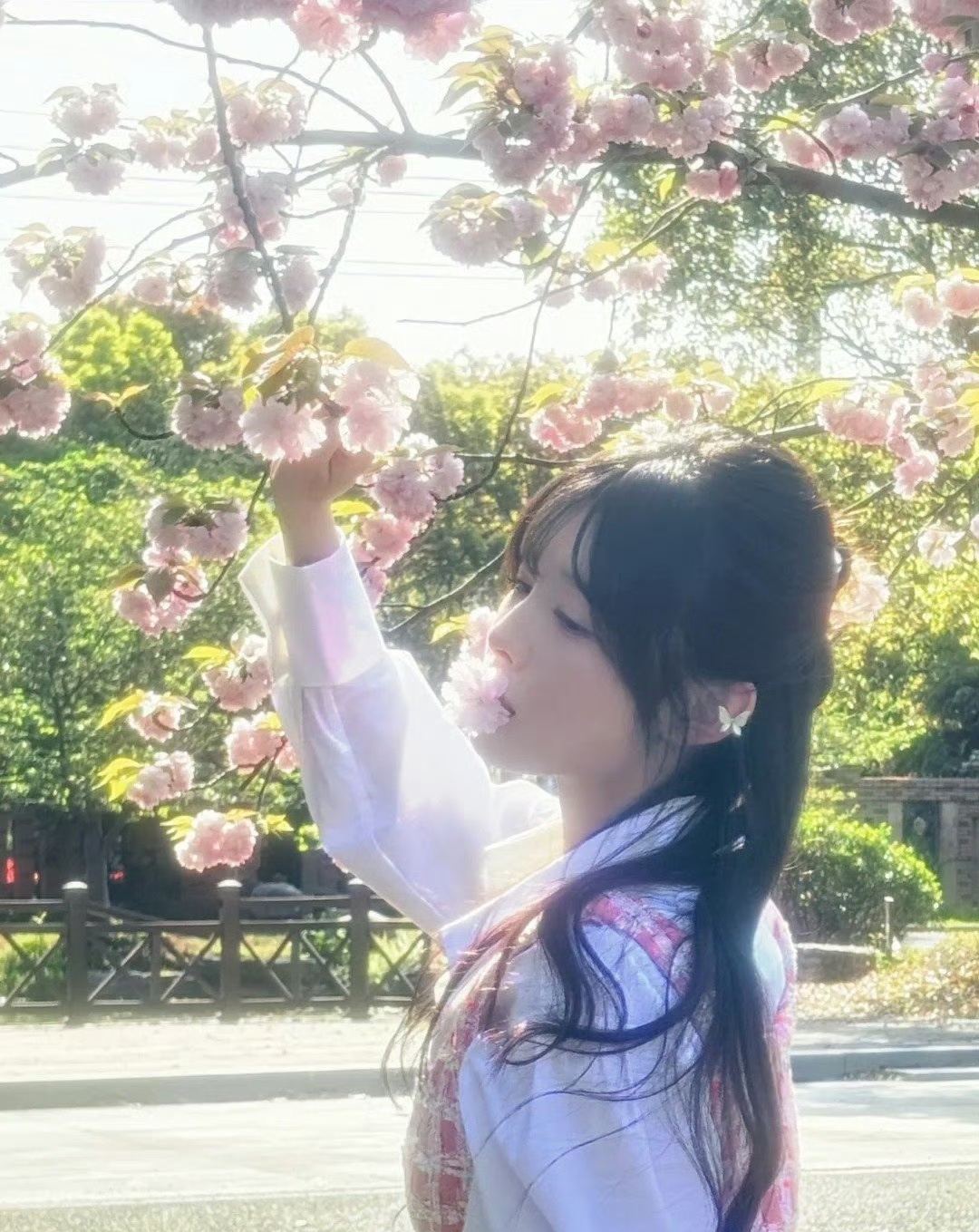 Doinb妻子糖小幽时隔144天首次营业！[爱慕][爱慕]微博更新春日美照！继硬