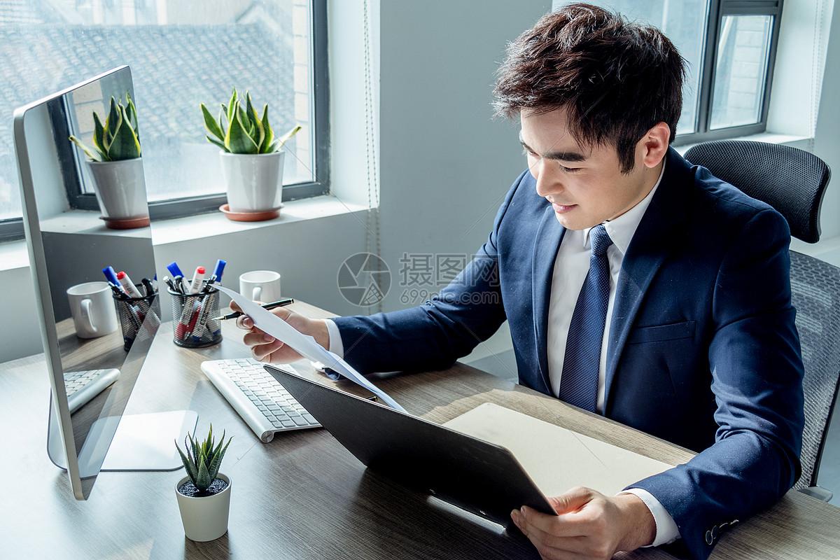 他隐瞒的秘密引发公司震动，竟导致高管健康危机和权力大洗牌！

李然一直是公司里公