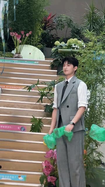 参加娇兰晚宴的杨洋和拿着塑料袋扭秧歌的杨洋是一个人吗？果然演员在宣传自己的作品时
