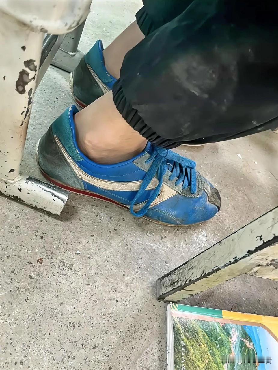 近日，新疆伊犁，一名女老师心疼地发现，这么冷的天，班里一位小男生没有穿袜子。老师