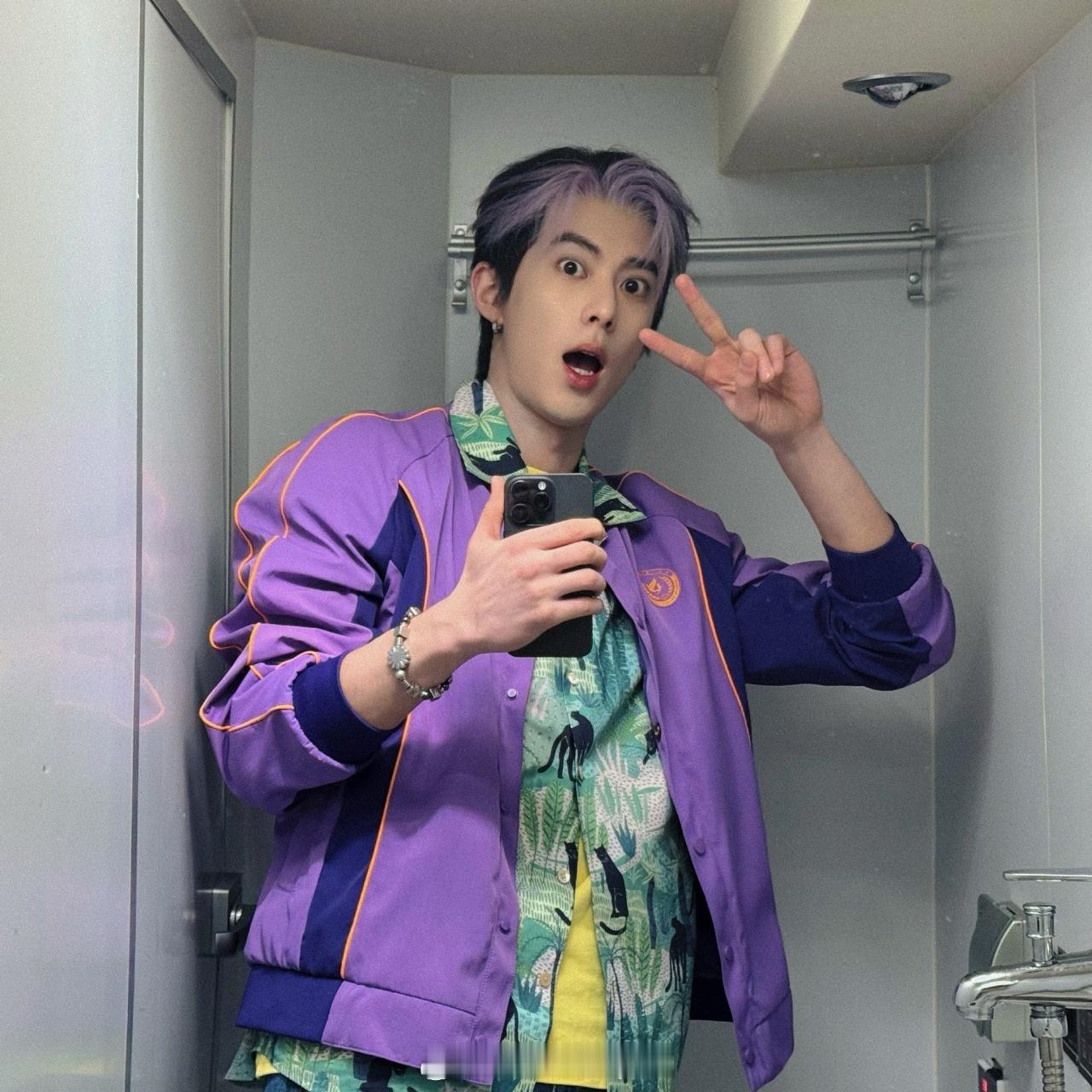 王鹤棣王鹤棣大背头西装造型王鹤棣紫色挑染发王鹤棣大背头和紫色挑染好酷 