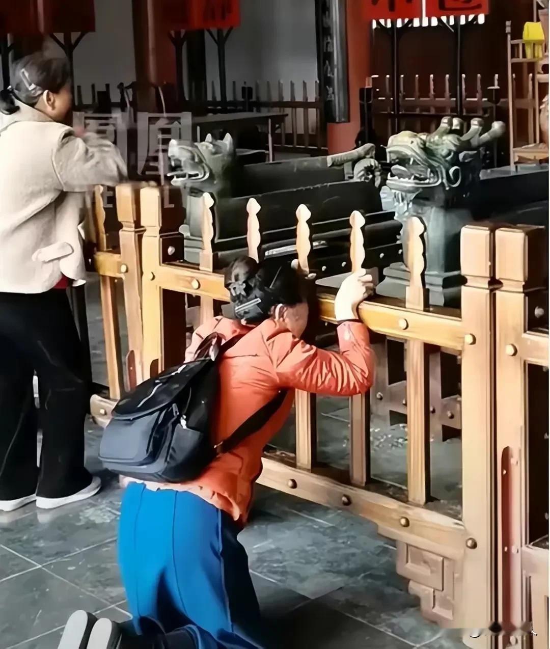 一女子跪倒在开封府包公祠面前，号啕大哭的视频，冲上了热搜。女人的哭声，打动了多少