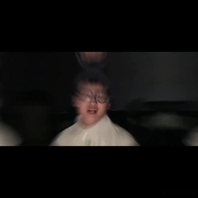 刷到B太帮扶大山女孩用苹果手机，停下来了。当“贫困”成为产业链：谁在消费善良？B