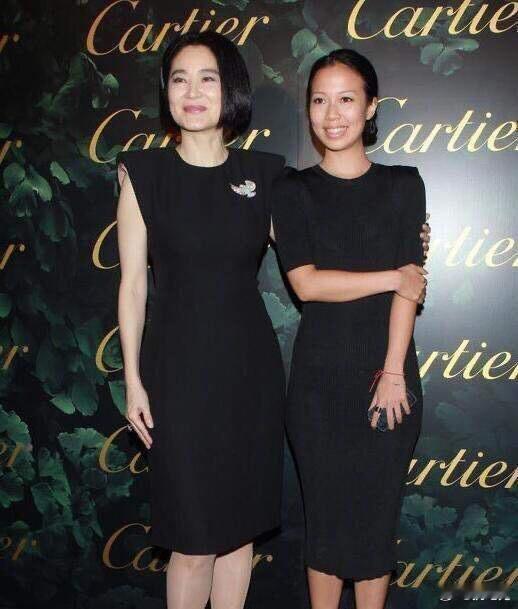 林青霞携女儿亮相，感觉女儿看着比妈妈还大[困]明星的保养太牛b了！！ ​​​