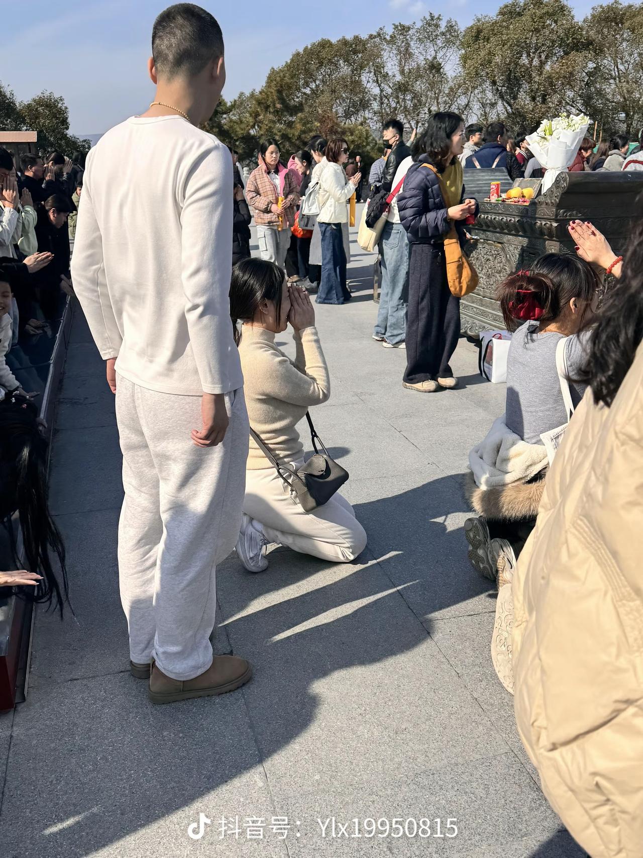 看到小络络妈妈双手合十，跪在地上的那一幕瞬间泪奔，夫妻俩来到了这神圣的地方，发自