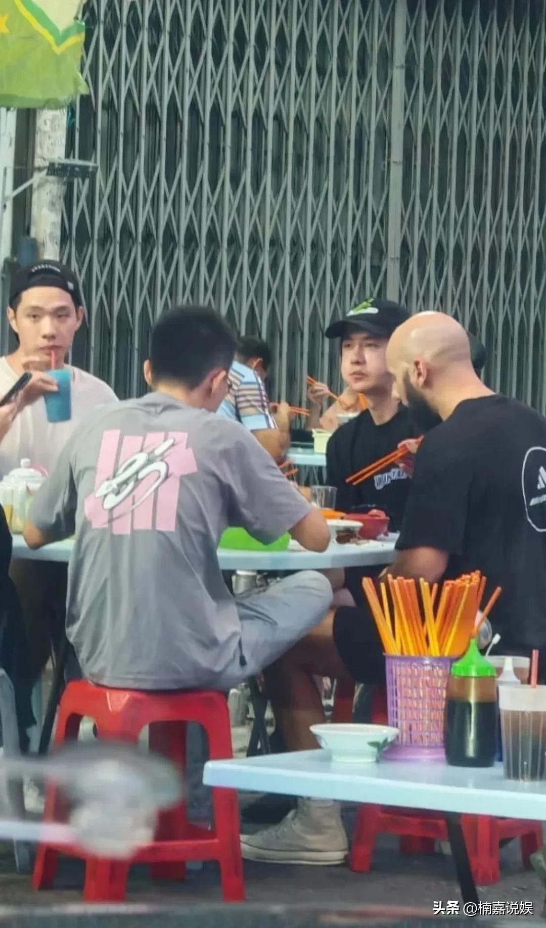 王一博现身马来西亚吉隆坡一家路边摊，大口大口的吃着肉骨茶，完全没有偶像包袱，松弛
