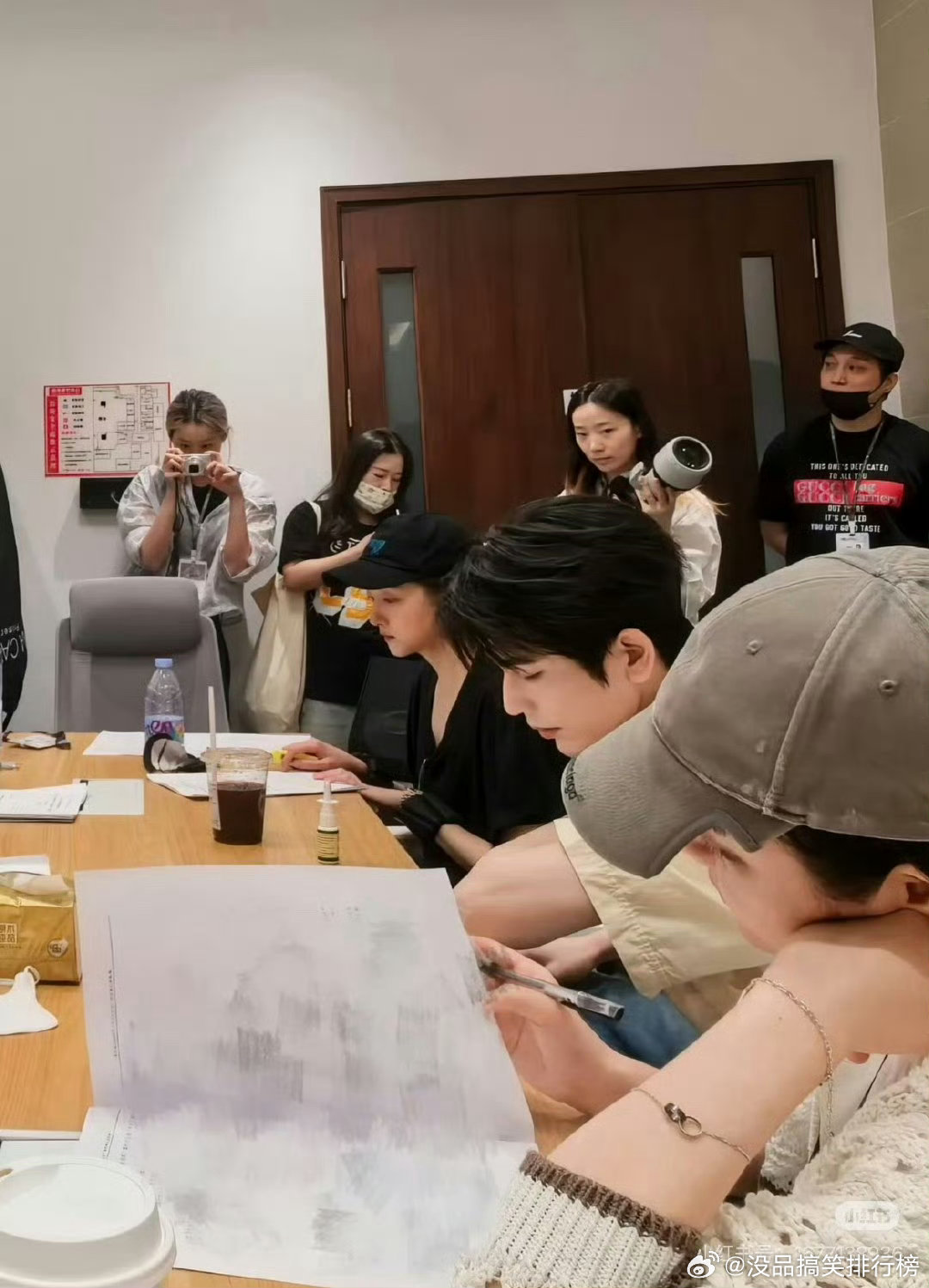 张凌赫围读带鼻炎喷雾张凌赫白玉兰围读带鼻炎喷雾张凌赫蛇戒认真对待每一次围读的张凌
