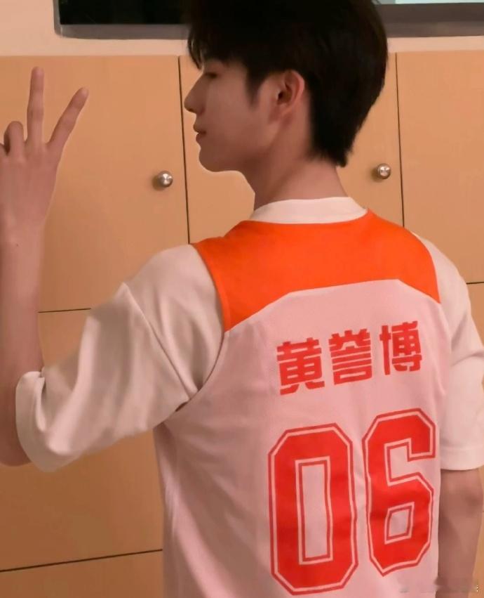 #黄誉博给自己p成帅哥##黄誉博对6的喜爱程度# 黄誉博这给自己P成帅哥的行为，