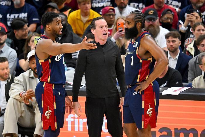 哈登的到来，彻底改变了米切尔的处境。以前米切尔在骑士那是真累，每场比赛都得面对最