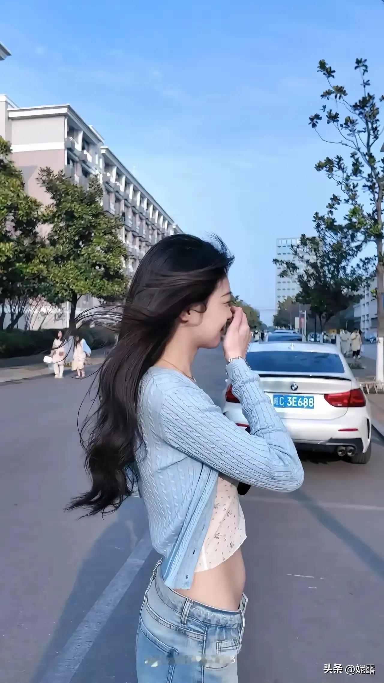 看到一张网友分享的照片
现在的女孩子都这么“开放”了吗？
穿衣本来就是用来遮体和