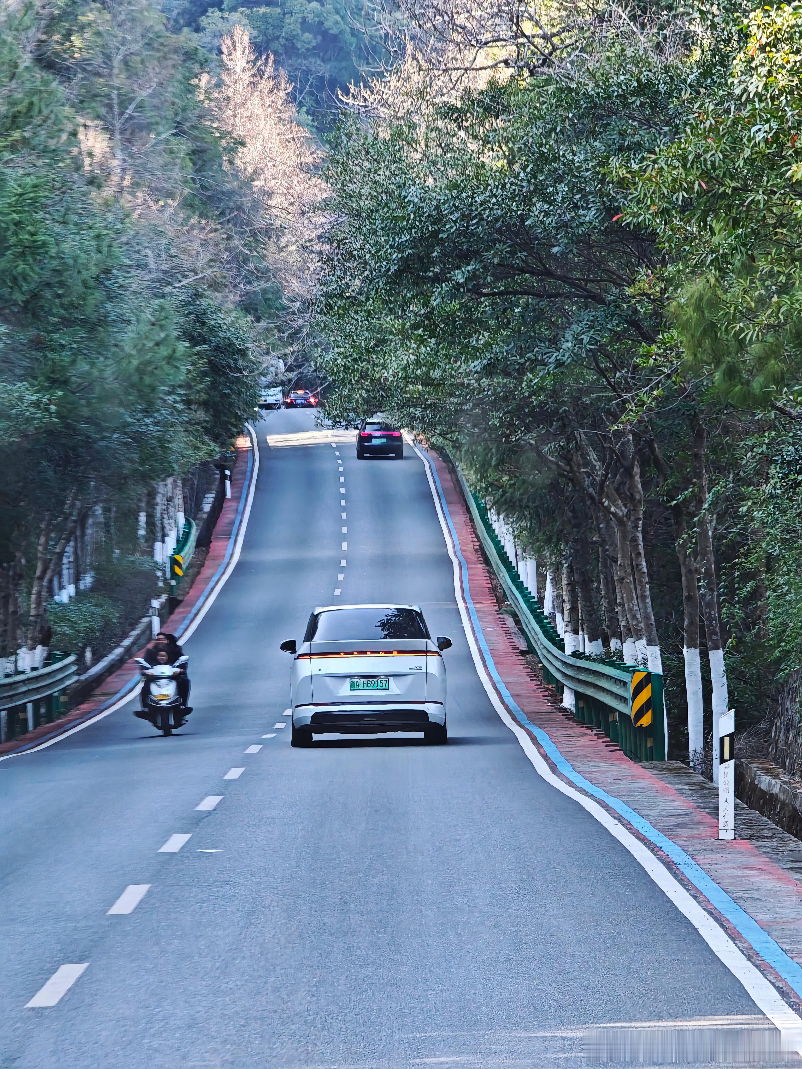 山路上的小鹏X9超级增程！不一会儿就把本地大巴车司机给甩掉了！开着小鹏回家过年大