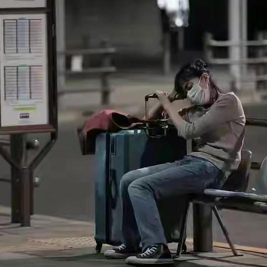 家人们，你们能想象吗？住家保姆平时忙忙碌碌照顾雇主家，到了假日，本该好好放松，可